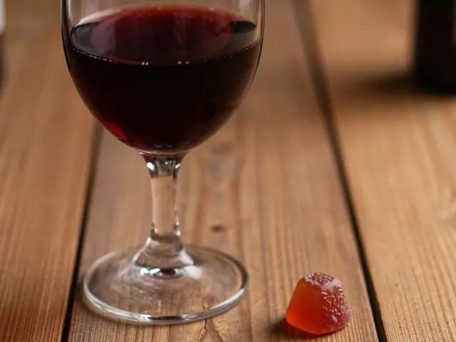 Zesiluje víno účinky edibles? Pravda o kombinaci alkoholu a konopí